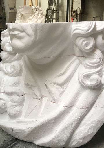 Réalisation en atelier d'une sculpture monumentale d'un buste classique.