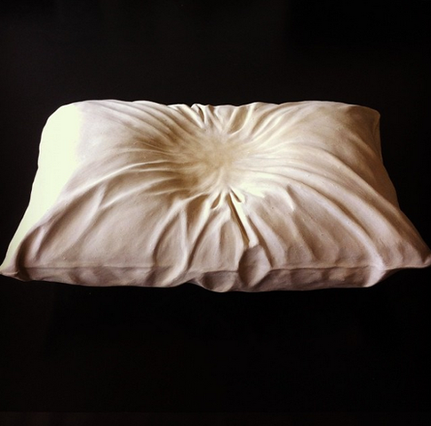 Sculpture d'un oreiller en argile.