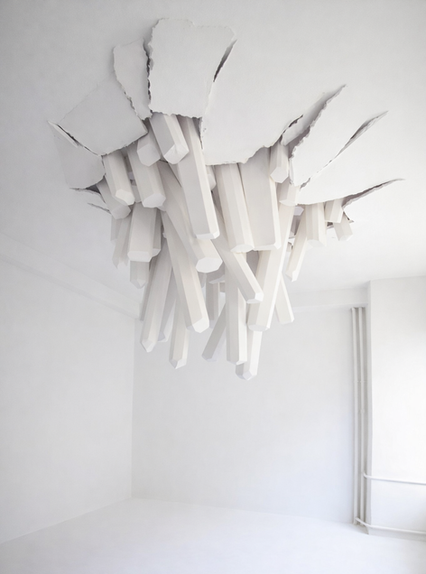 Sculpture monumentale d'art contemporain de  cristaux géants qui traversent  leplafond et l'architecture.