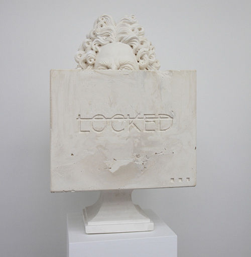 Sculpture Locked - Sculpture en plâtre dans une galerie d'art contemporain d'un buste classique qui mélange classicisme et le langage numérique.