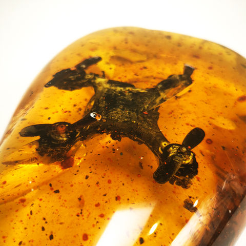 Sculpture artistique d'un drone figé dans de l'ambre.