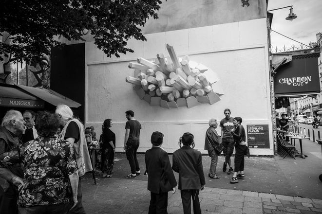 Sculpture monumentale d'art contemporain de  cristaux géants qui traversent  le mur et l'architecture.