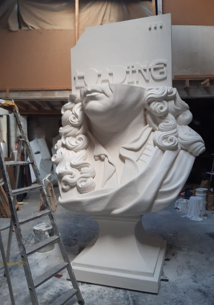 Réalisation en atelier d'une sculpture monumentale d'un buste classique.