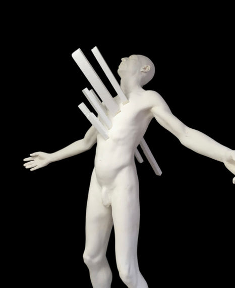 Sculpture qui parle du sujet du magnétisme, un personnage transpercé de cristaux.