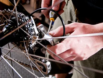 Servicing bicycle components