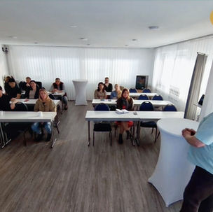 Caso de Éxito: DVAG Alemania moderniza sus capacitaciones híbridas con soluciones AREC 