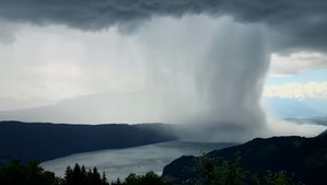 TSUNAMI EN EL CIELO TORMENTA QUE ARROJA TONELADAS DE AGUA