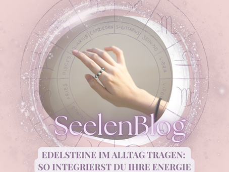 Hand mit Edelstein-Ring vor Sternzeichen-Rad – Edelsteine im Alltag tragen mit der SeelenOase Augsburg.