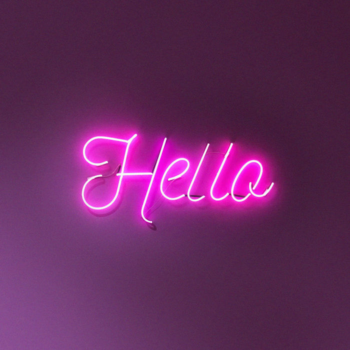 Neonschild in pink mit dem Schriftzug Hello.