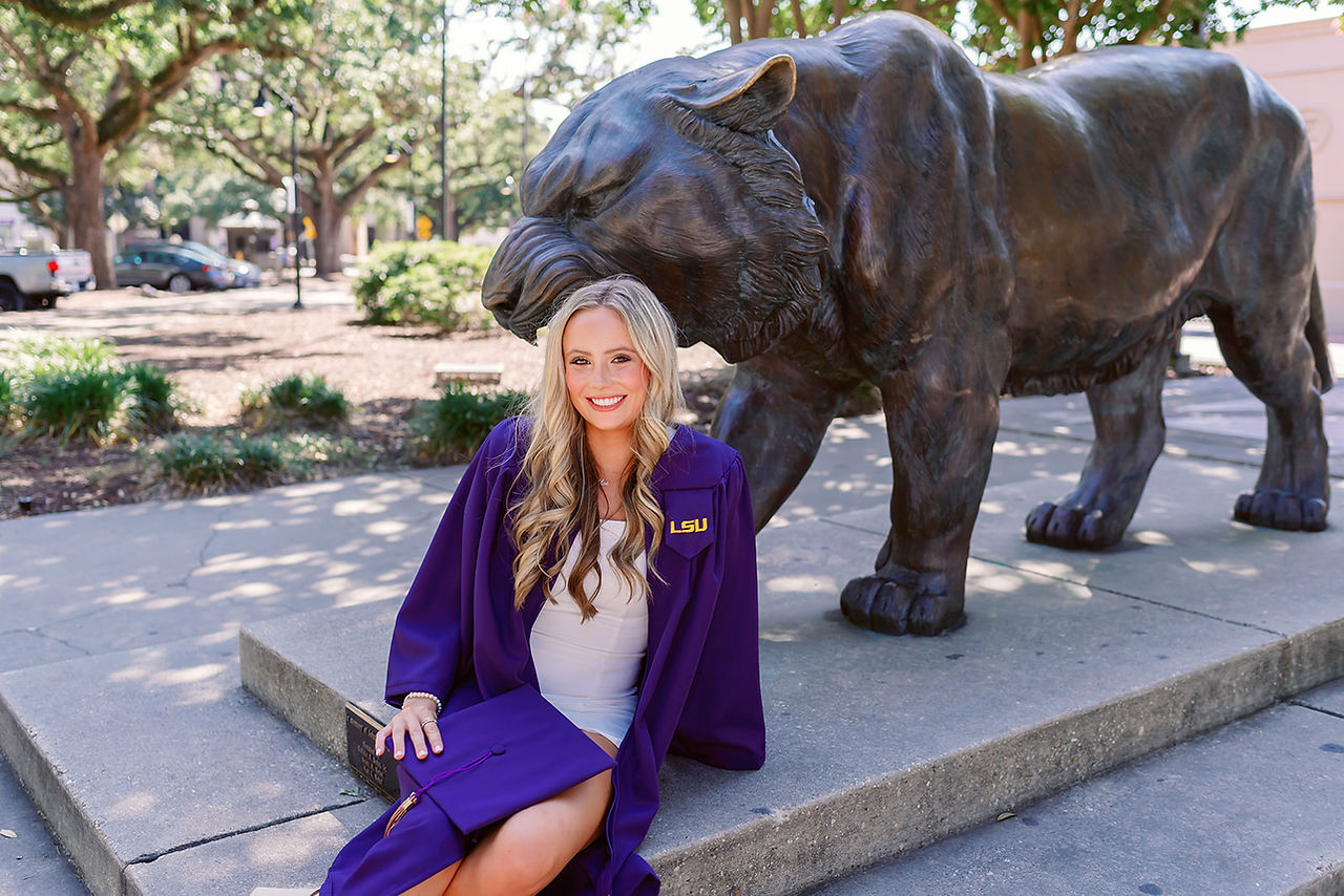 LSU Senior Portraits, Senior Portraits, Senior photos, Graduation photos, senior portrait inspo, graduation photo inspiration, louisiana portrait photographer
