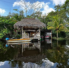 barque sur le rio dulce au Guatemala
