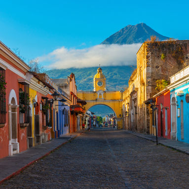 Porte Santa-Catalina au bout de la rue au Guatemala