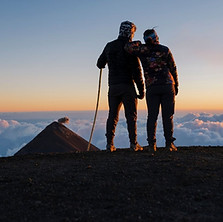 deux prsonne au sommet d'une montagne au Guatemala