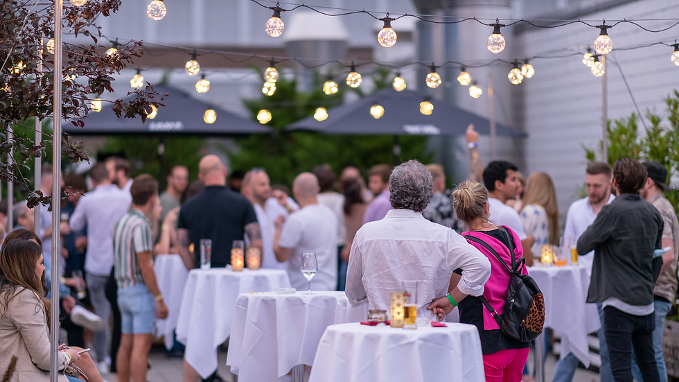 Lockere Sommerparty in Zürich mit entspannter Atmosphäre und stilvoller Dekoration, geplant von eventer projects