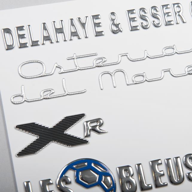 Verschiedene 3D-Doming- und Kromex-Embleme mit metallischer und strukturierter Oberfläche