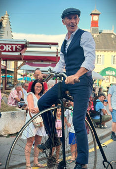 Personnage en Grand Bi déambulation Peaky Bikers
