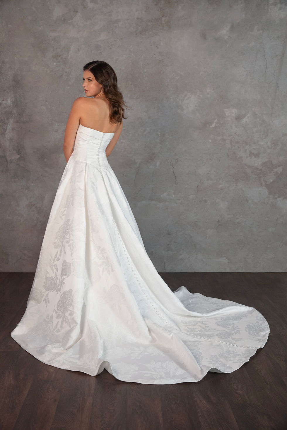 Thumbnail: Essense of Australia - D4304 ($2300-$2600)