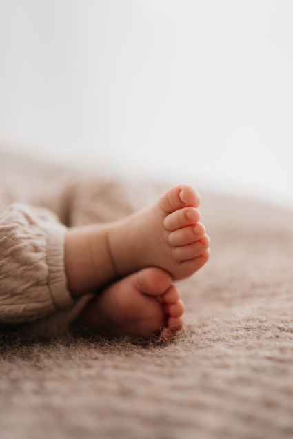 Süße Babyfüße beim Familienshooting