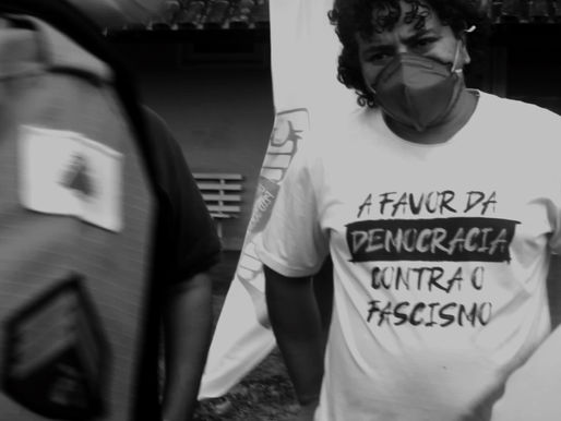 Oficial de Justiça, Polícia Militar e representante da empresa entregam liminar aos "98 da UniVale"