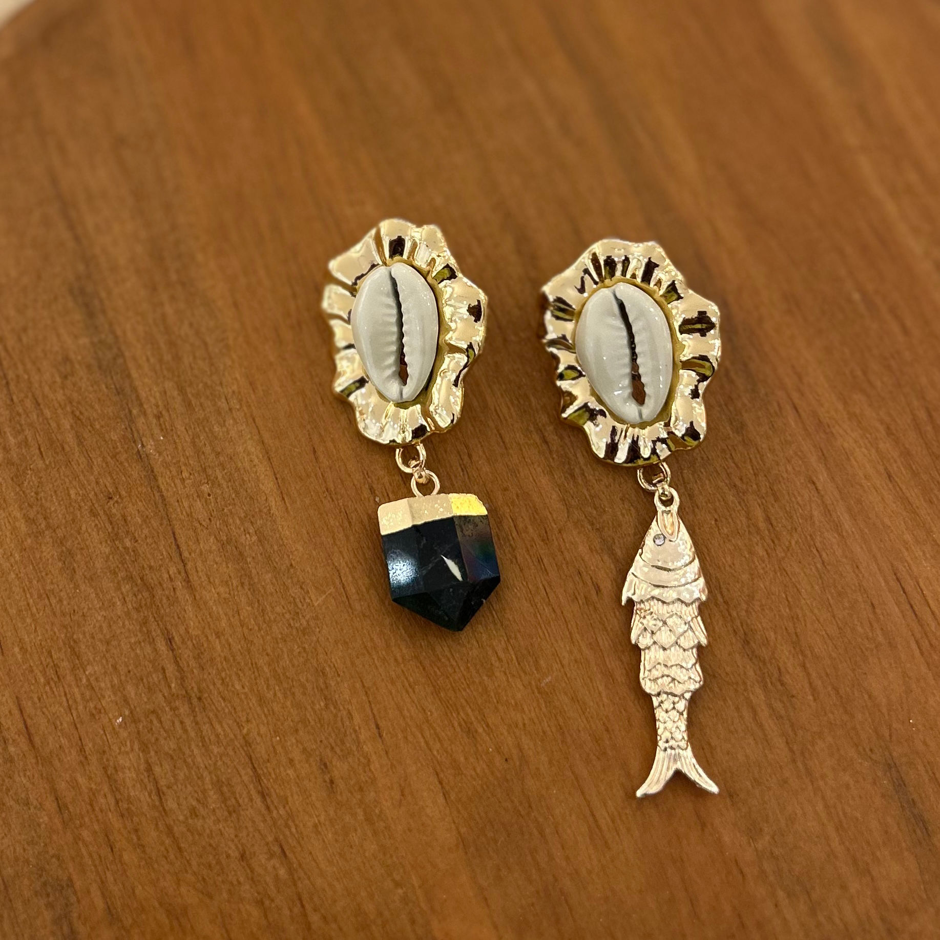 Brincos assimétricos peixe e prisma 