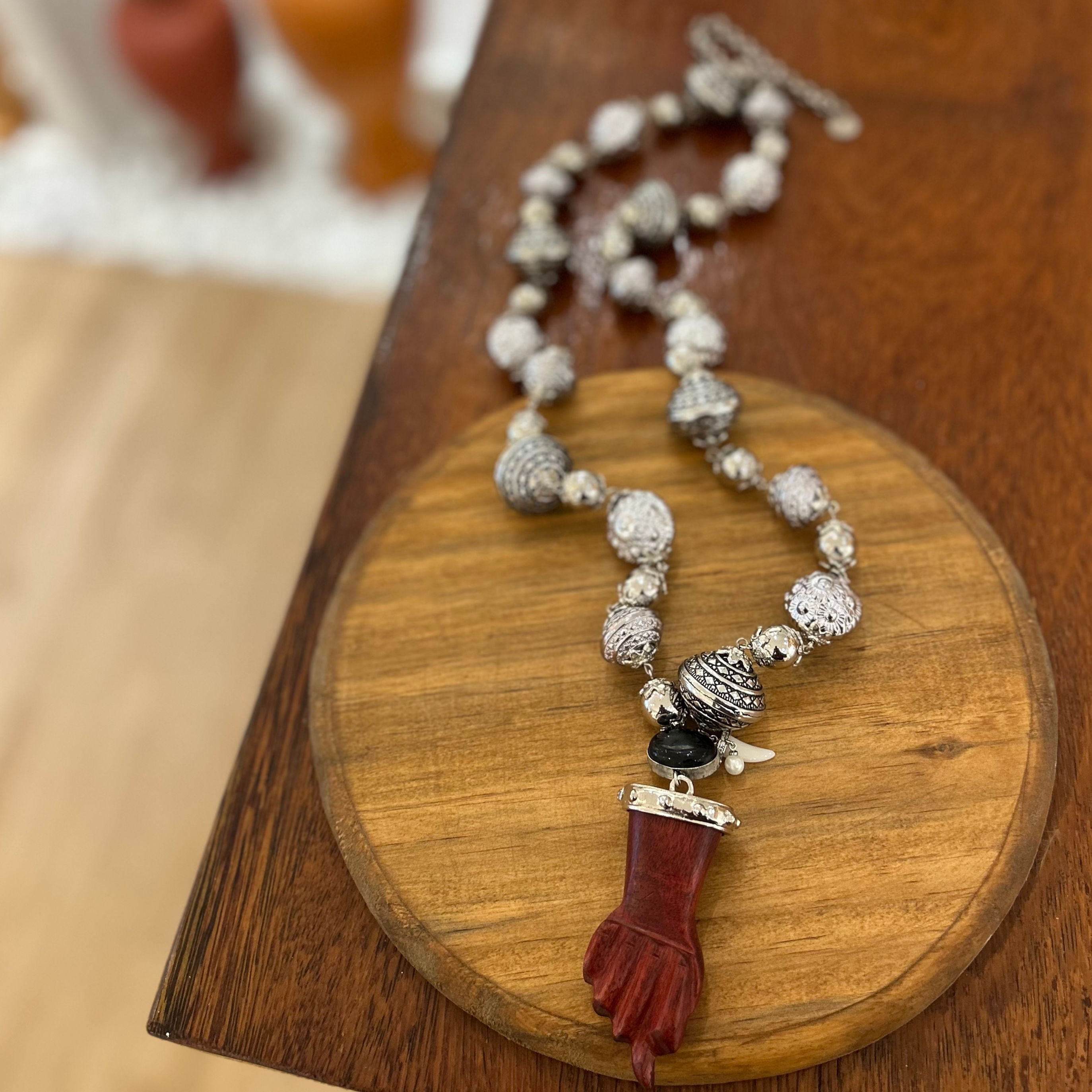 Colar longo Proteger 