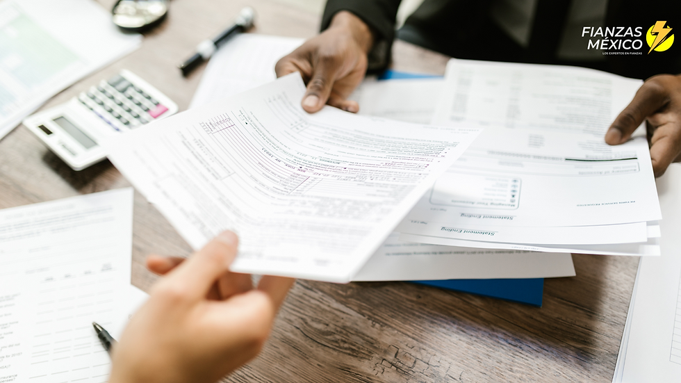 Contratista firmando una póliza fianza para obra pública.