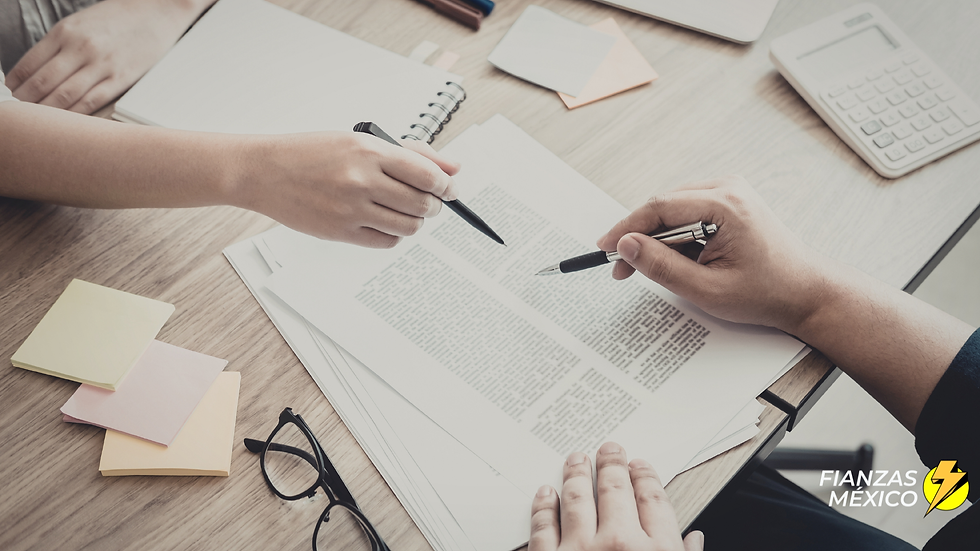 Empresario preparando requisitos y documentos para solicitar una fianza