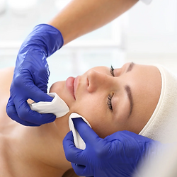 Gesichtsreinigung – manuelle Ausreinigung von Unreinheiten für klare Haut