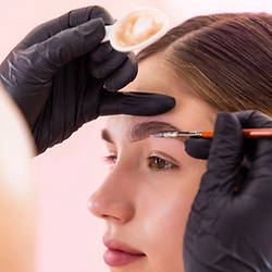 Professionelles Augenbrauen färben – gleichmässige Farbe für einen harmonischen Look