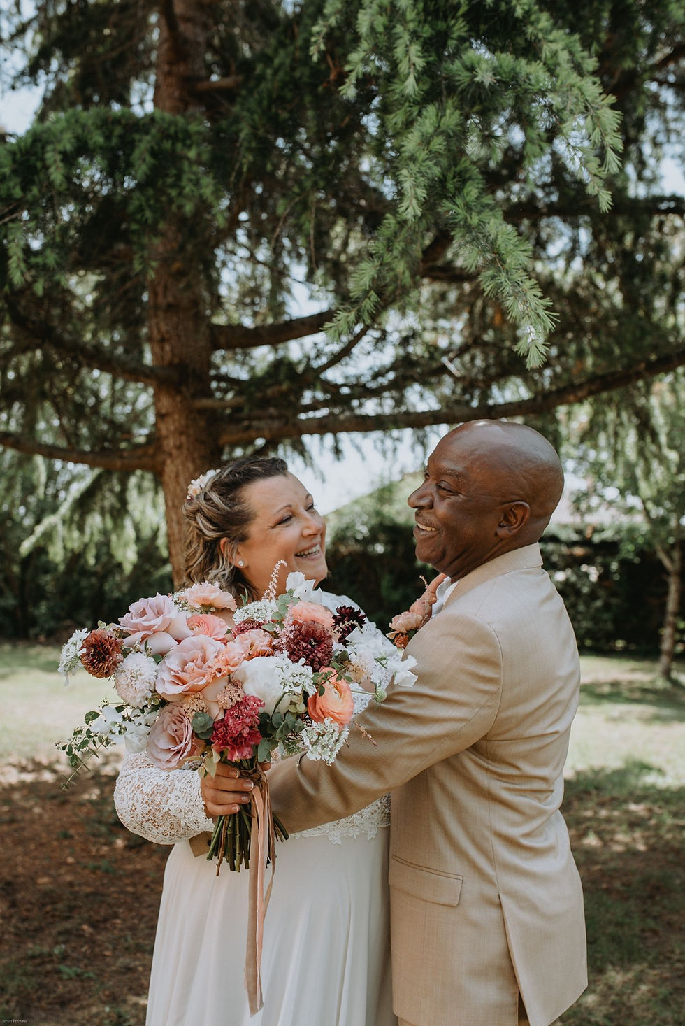 Vue en plongée d’une table de mariage décorée avec soin