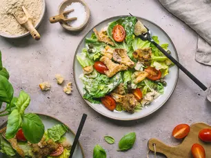 Zutaten für veganen Caesar-Salat: Römersalat, Austernpilze, Croutons, Tomaten und Caesar-Dressing.