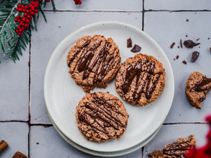 Vegane Weihnachtsplätzchen aus Hafer, Mandeln, Dattelsirup und Cashewmus auf einem Backblech. Zuckerfrei, vollwertig und anti-entzündlich.