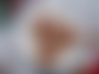 Vegane Weihnachtsplätzchen aus Hafer, Mandeln, Dattelsirup und Cashewmus auf einem Backblech. Zuckerfrei, vollwertig und anti-entzündlich.