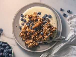 Vegane Scrambled Oats: angebratenes anti-entzündliches Frühstück mit Seidentofu, Zimt, veganem Joghurt, frischem Obst und Hanfsamen