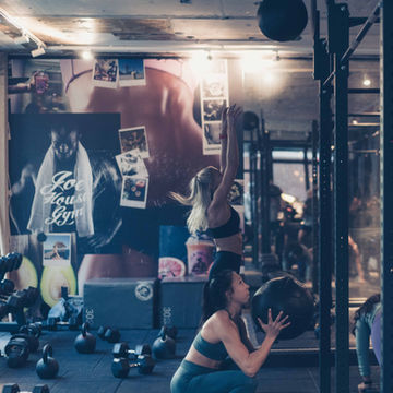 Two woman doing crossfit.