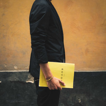 Man holding a binder from BOVOU.