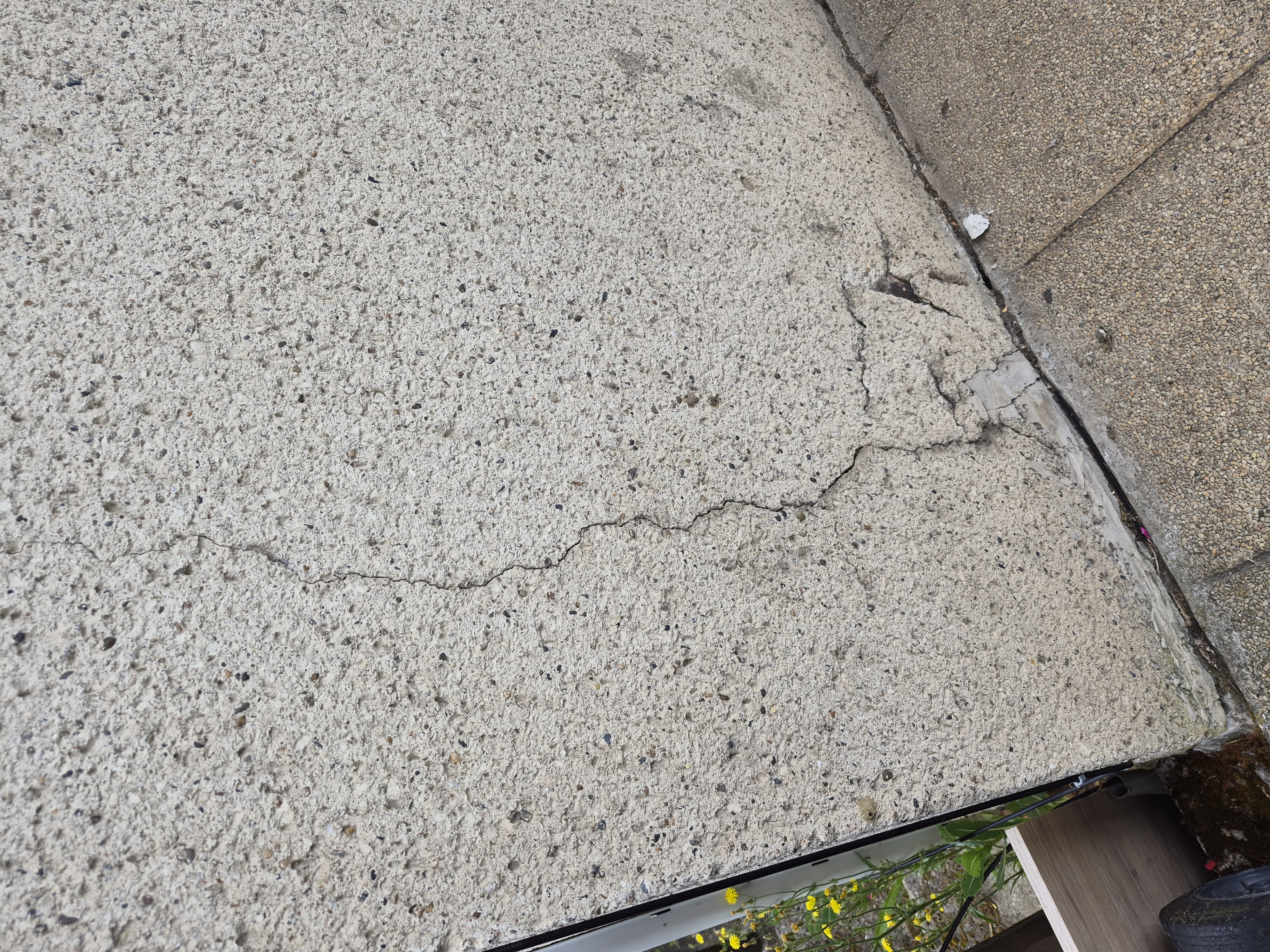 Fissure apparente sur un bâtiment avant diagnostic géotechnique G5