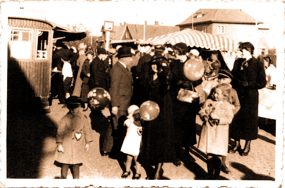 Elma (vorne rechts im Bild) auf dem Fehntjer Markt (circa 1936)