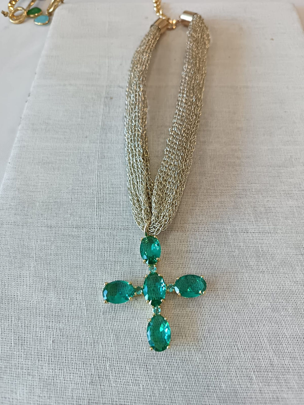Collier croix dorée – Pierre verte émeraude