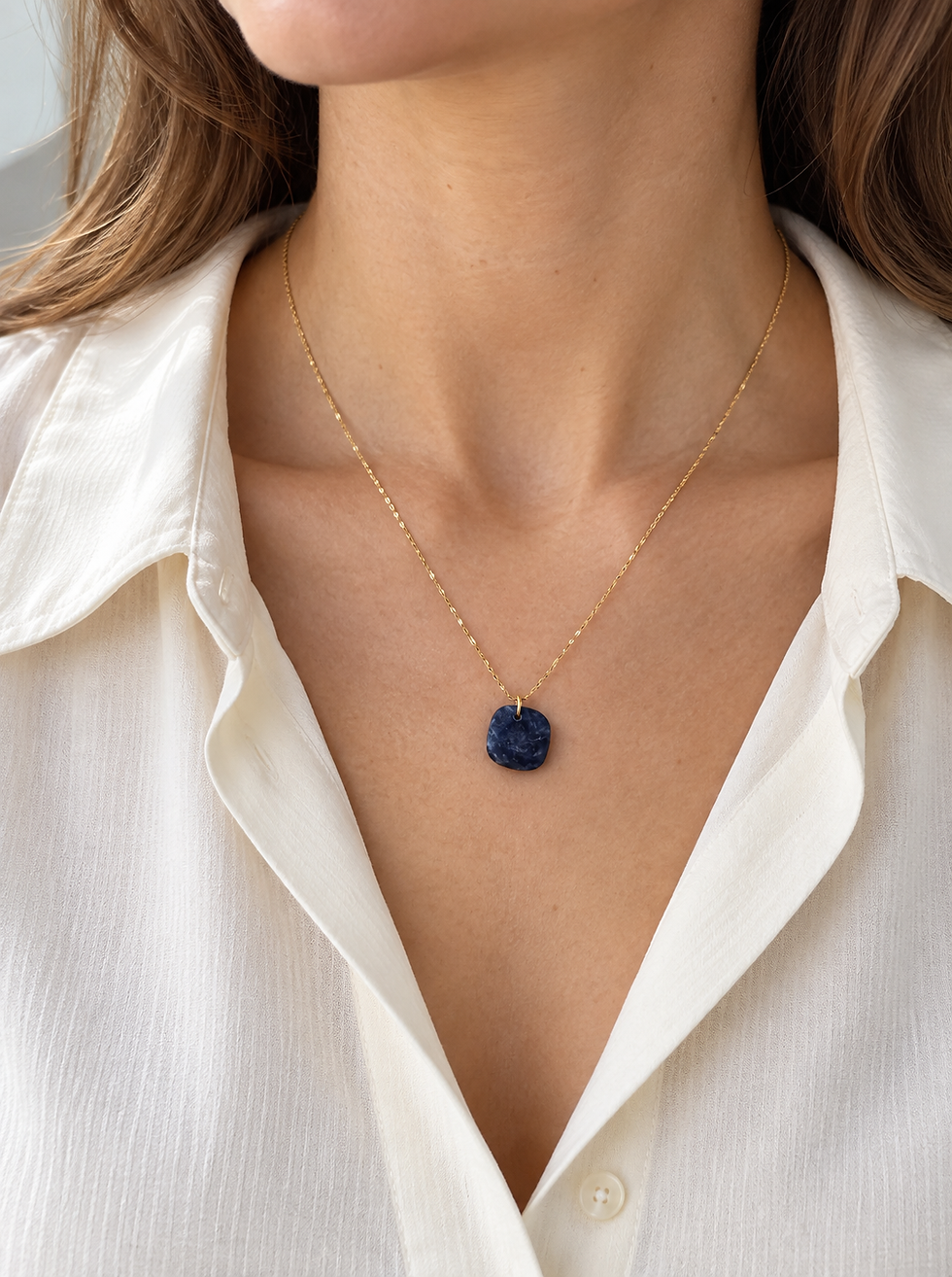 Miniature : Collier doré à petite pierre carrée