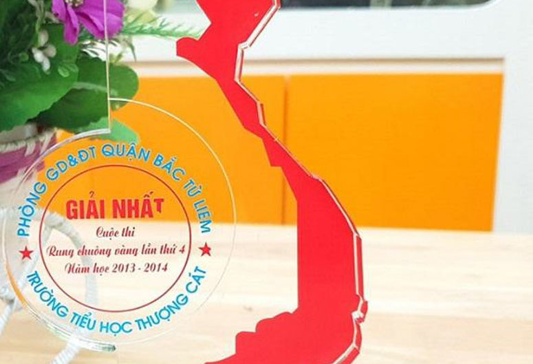 Kỷ niệm chương pha lê bản đồ giá bao nhiêu?