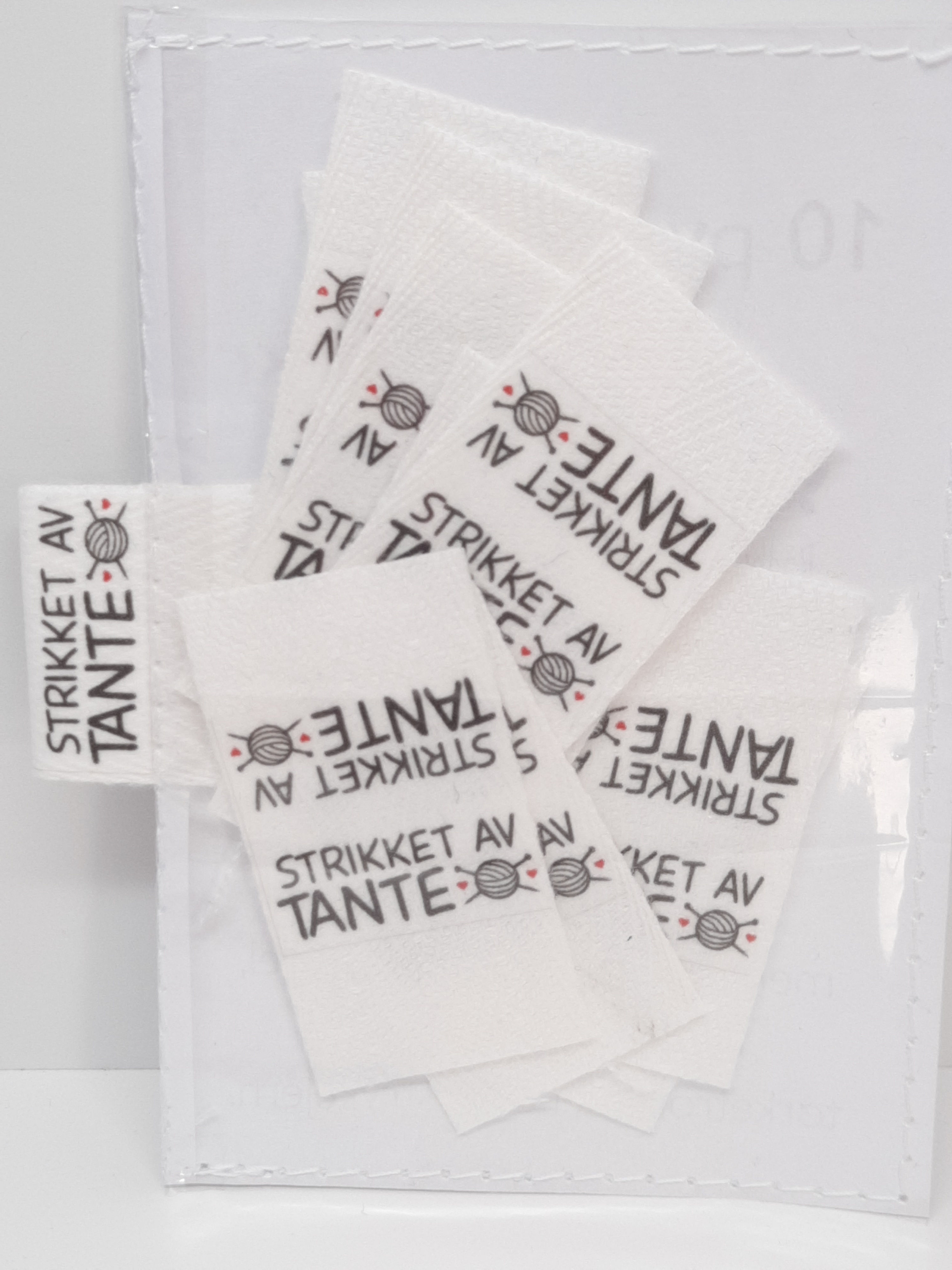 pyntelabel 'strikket av tante'