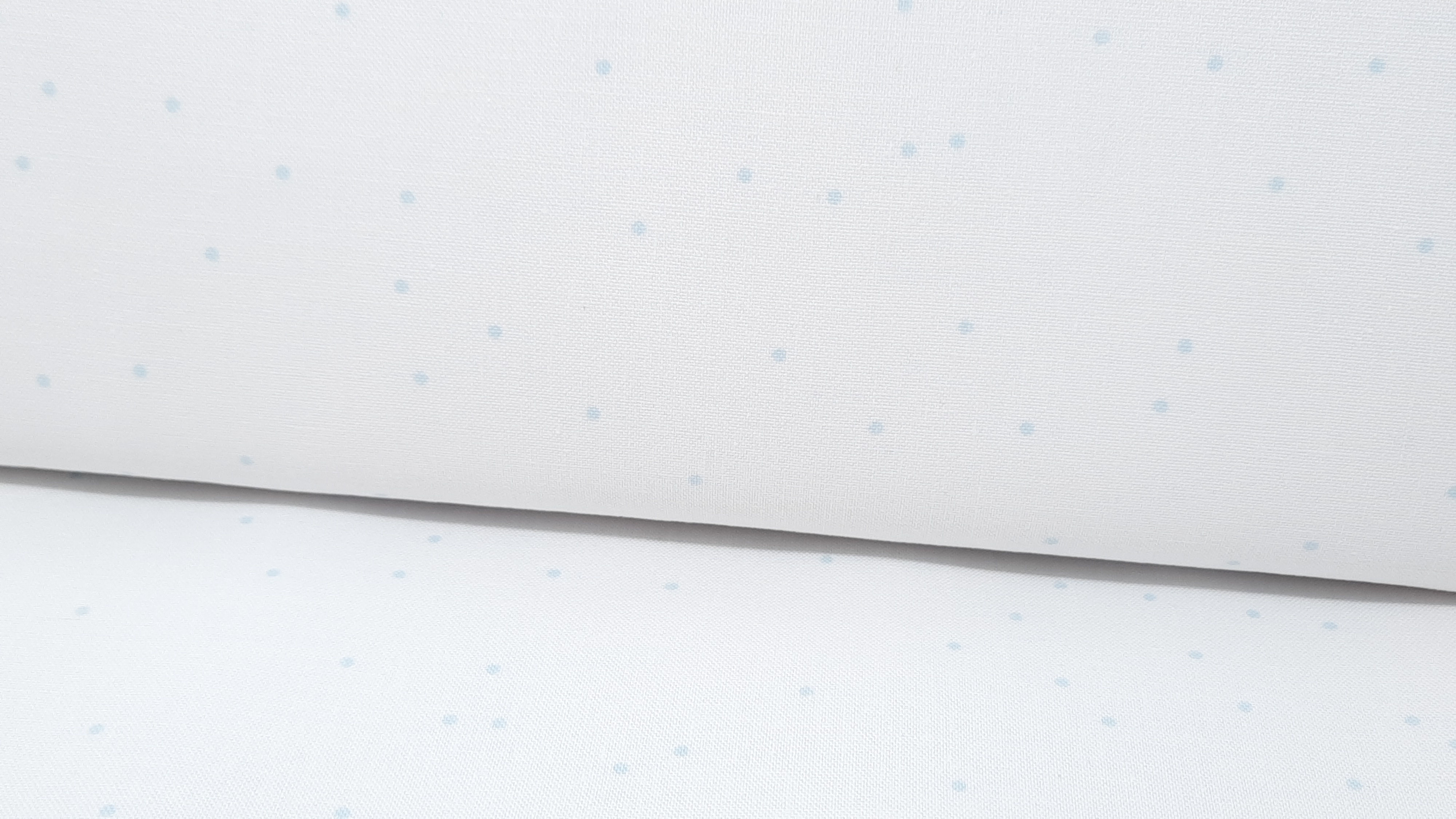 Pin Dot Aqua Lori Holt, prikker lyseblå på hvit 0,5 m