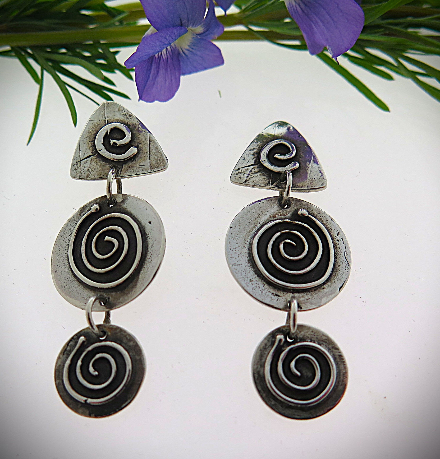 SP13  Triple spiral element dangle