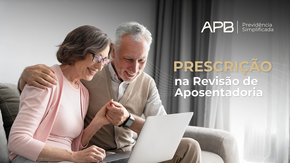 Casal idoso sorrindo olha para laptop. Texto: "PRESCRIÇÃO na Revisão de Aposentadoria". Fundo neutro com cortinas. Emoção de felicidade.