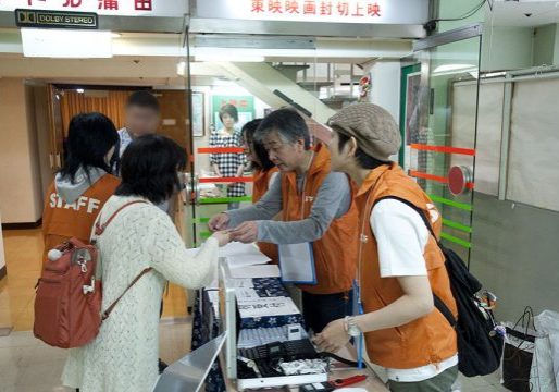 メガネ端末はまだ実験中で、音声ガイドがFMラジオでした
