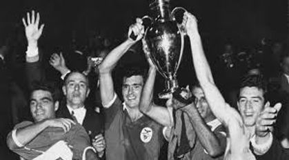 Jugadores del Benfica levantando la Copa