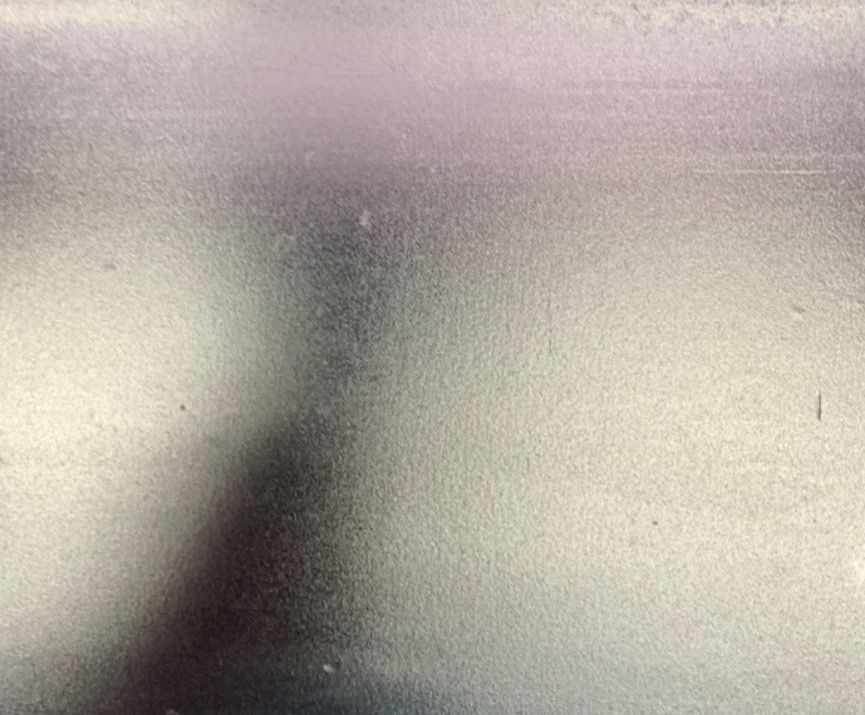 Bauteil mit HESSONIC® HP-W Nickel-Wolfram-High-Phos-Beschichtung nach Eintauchen in Salzsäure – demonstriert außergewöhnliche Beständigkeit gegen starke Säuren.