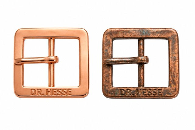 Comparaison d’une poignée de porte en laiton avec et sans protection anti-ternissement. Passivation du laiton contre l’oxydation, la décoloration et le ternissement par DR. HESSE.