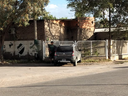 Chocaron dos automóviles y uno de ellos terminó contra una vivienda del Barrio Thompson
